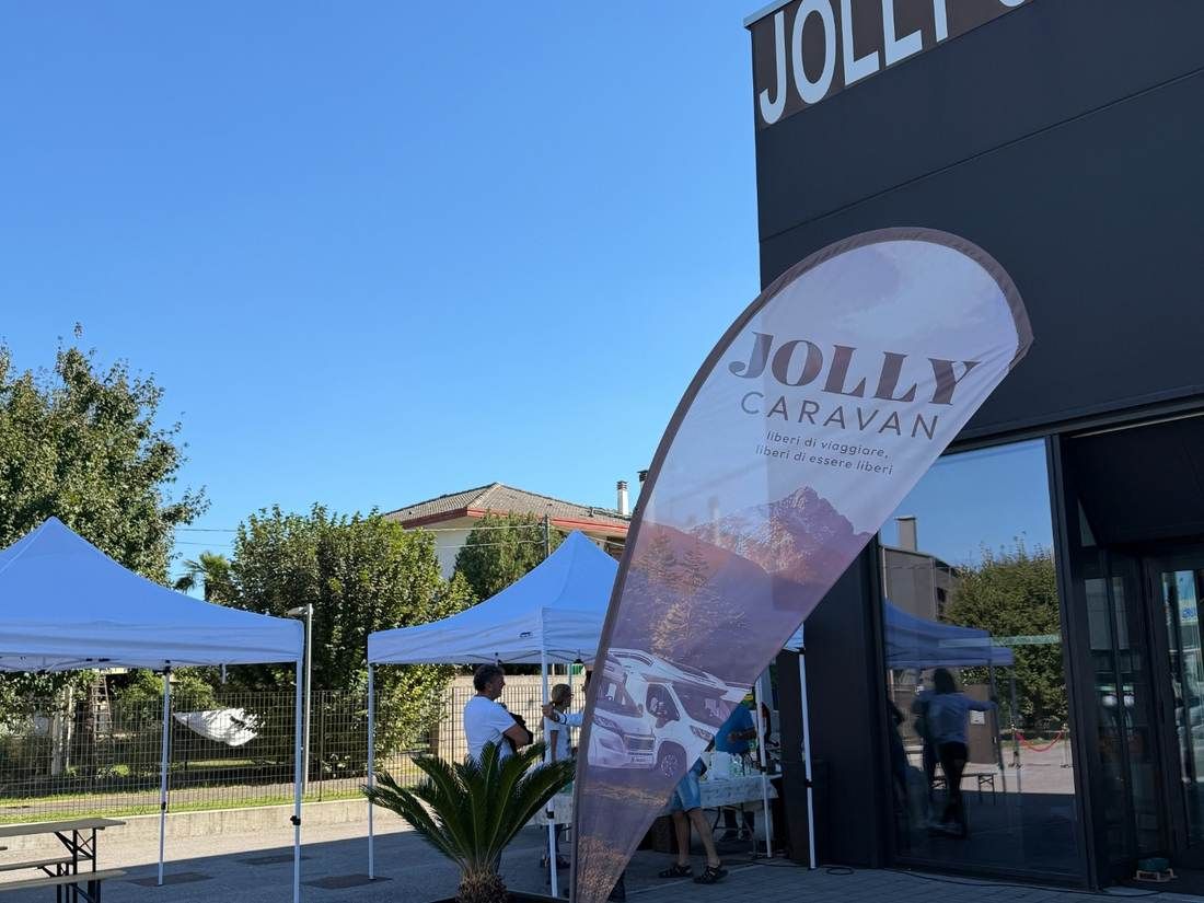 Il team Jolly Caravan durante un evento in sede