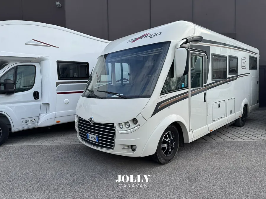 Camper nel piazzale Jolly Caravan